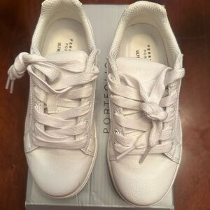 Kids Size 13 Perry Ellis White Sneakers
In Box and worn only one time